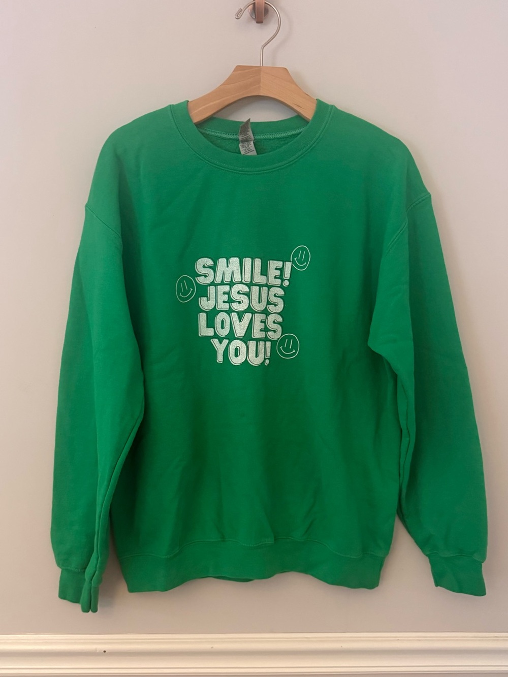Smile Jesus Loves you! Green sweatshirt. M